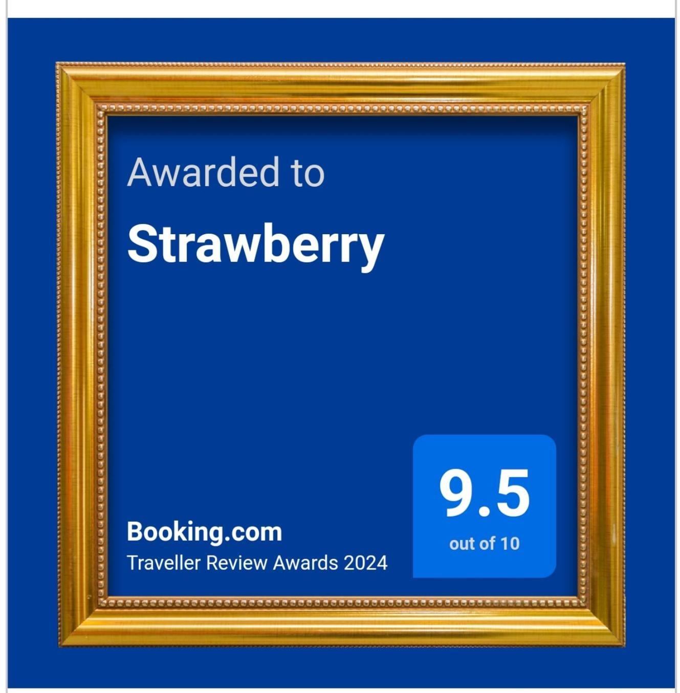 Hotel Strawberry à Bordjomi Extérieur photo